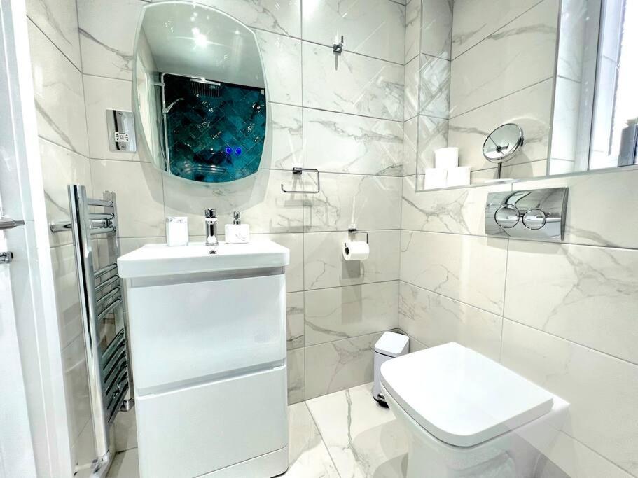 Quirky, Family Home In Glasgow Cardonald Extérieur photo