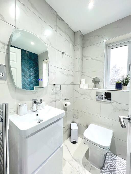 Quirky, Family Home In Glasgow Cardonald Extérieur photo