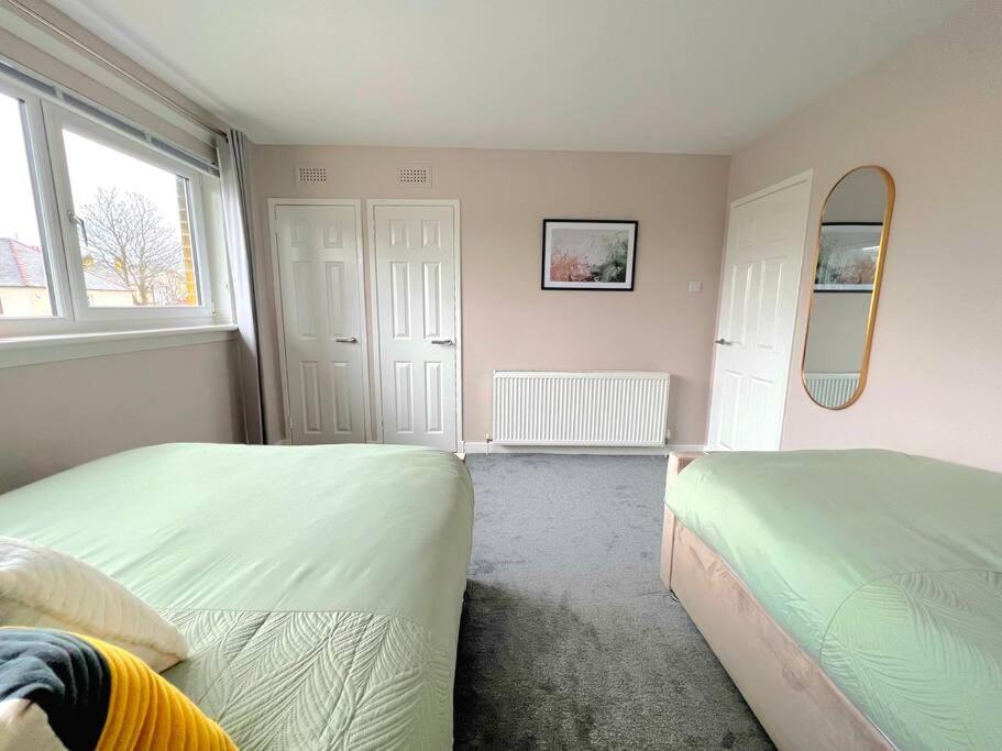 Quirky, Family Home In Glasgow Cardonald Extérieur photo