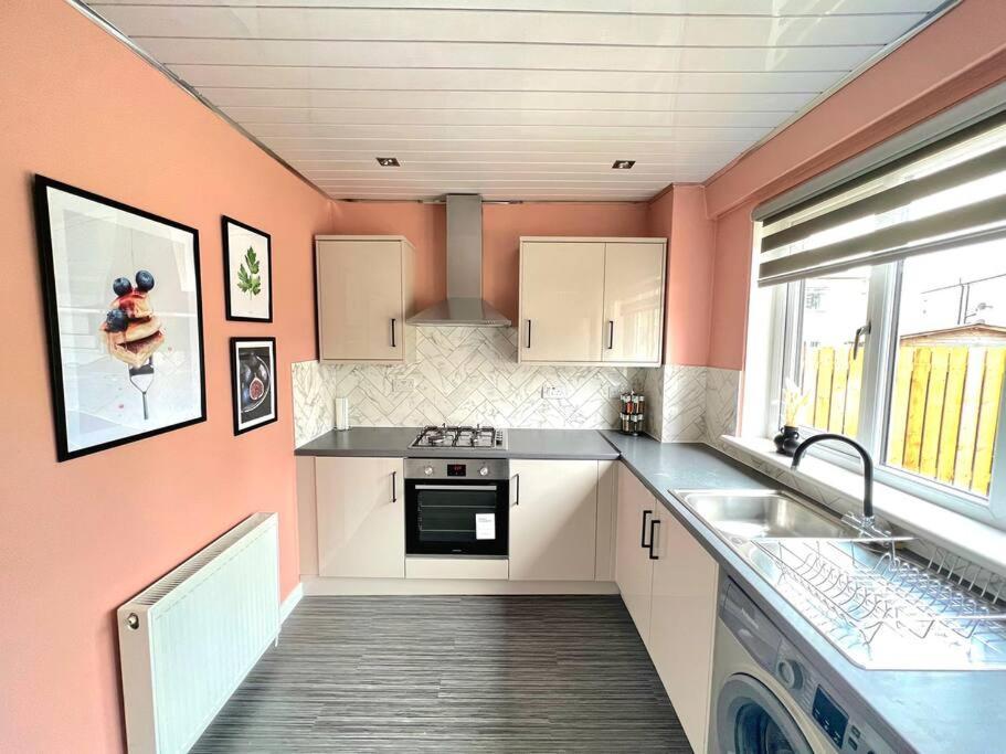 Quirky, Family Home In Glasgow Cardonald Extérieur photo