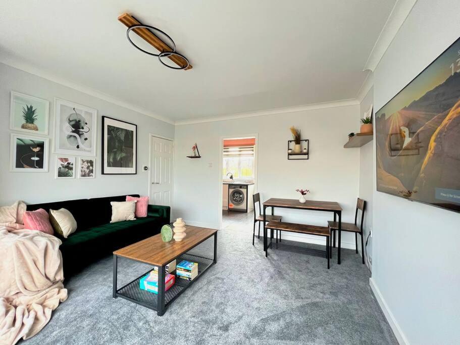 Quirky, Family Home In Glasgow Cardonald Extérieur photo