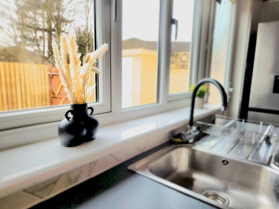 Quirky, Family Home In Glasgow Cardonald Extérieur photo