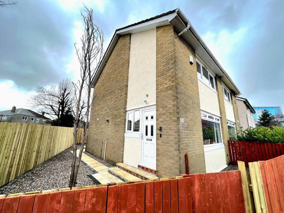 Quirky, Family Home In Glasgow Cardonald Extérieur photo