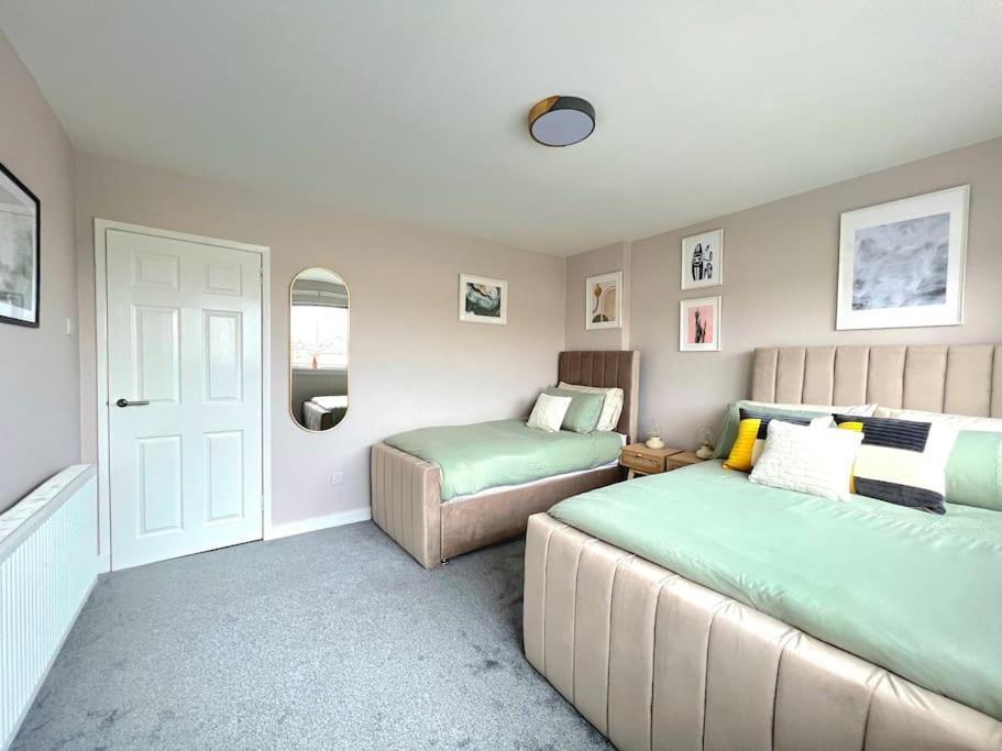 Quirky, Family Home In Glasgow Cardonald Extérieur photo