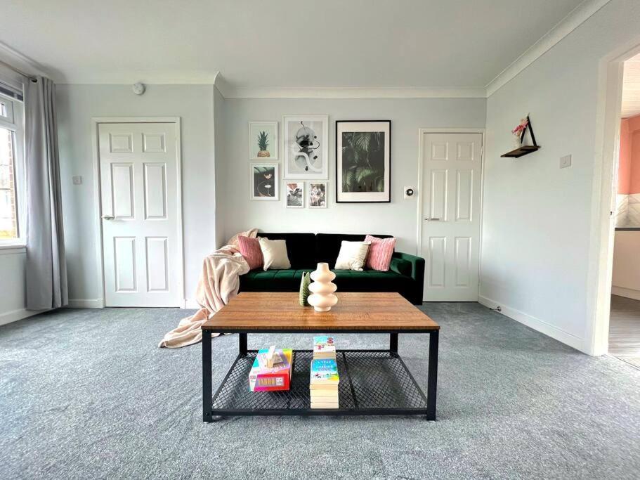 Quirky, Family Home In Glasgow Cardonald Extérieur photo