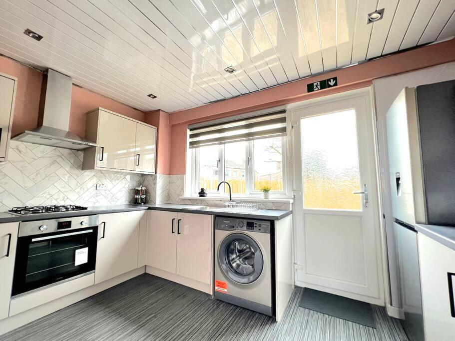 Quirky, Family Home In Glasgow Cardonald Extérieur photo