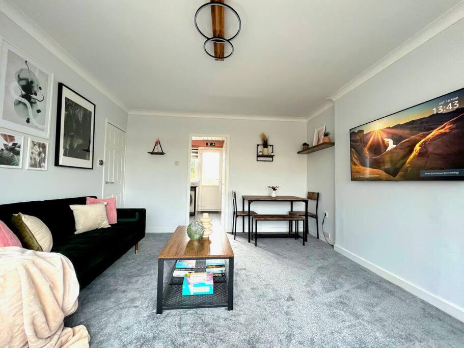 Quirky, Family Home In Glasgow Cardonald Extérieur photo